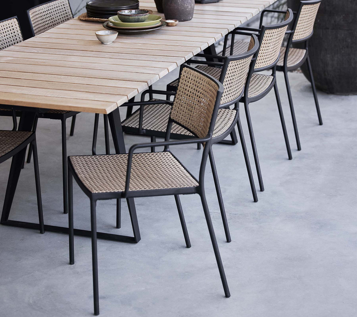 Create a modern and elegant outdoor space with the Vibe dining