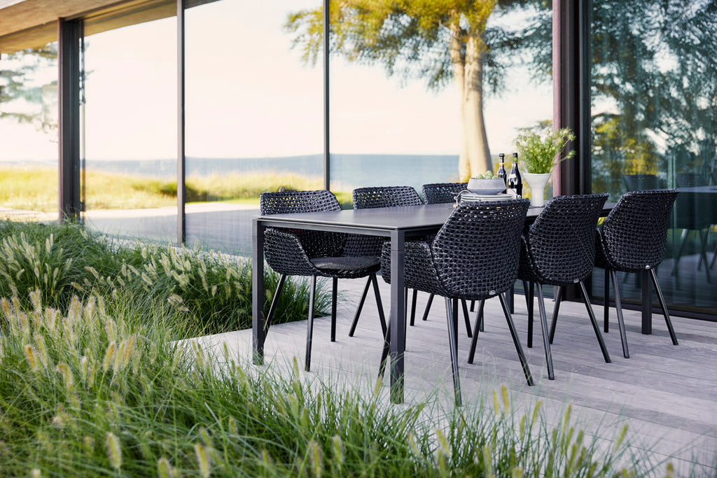 Enjoy the summer evenings on the terrace in the elegant Vibe chair