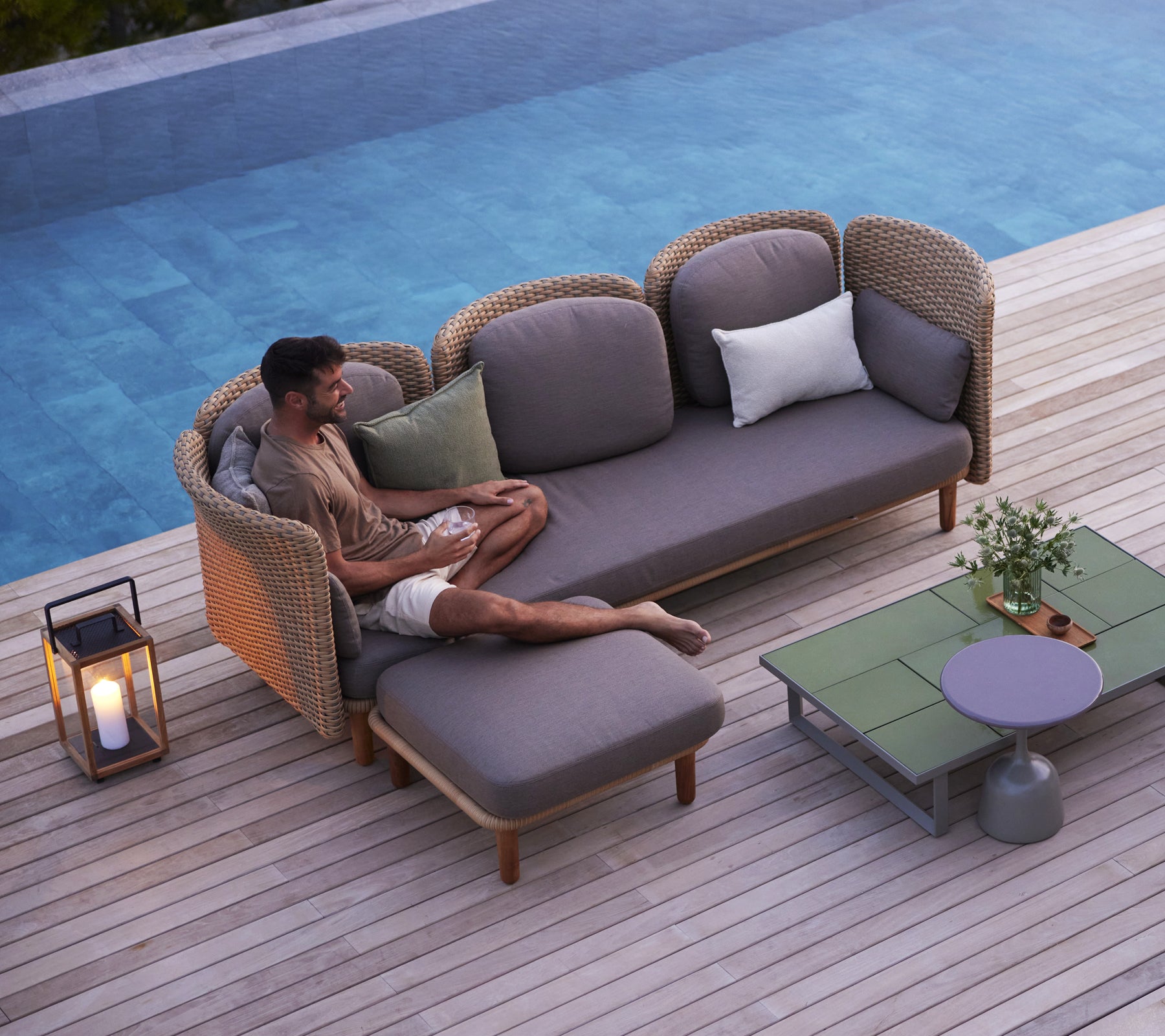 A relaxing setting featuring a spacious 3-seater sofa with a single module and decorative elements, perfect for leisure.